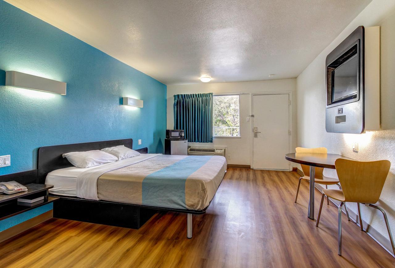 Motel 6 Waco - Lacy Lakeview Bellmead Exterior photo